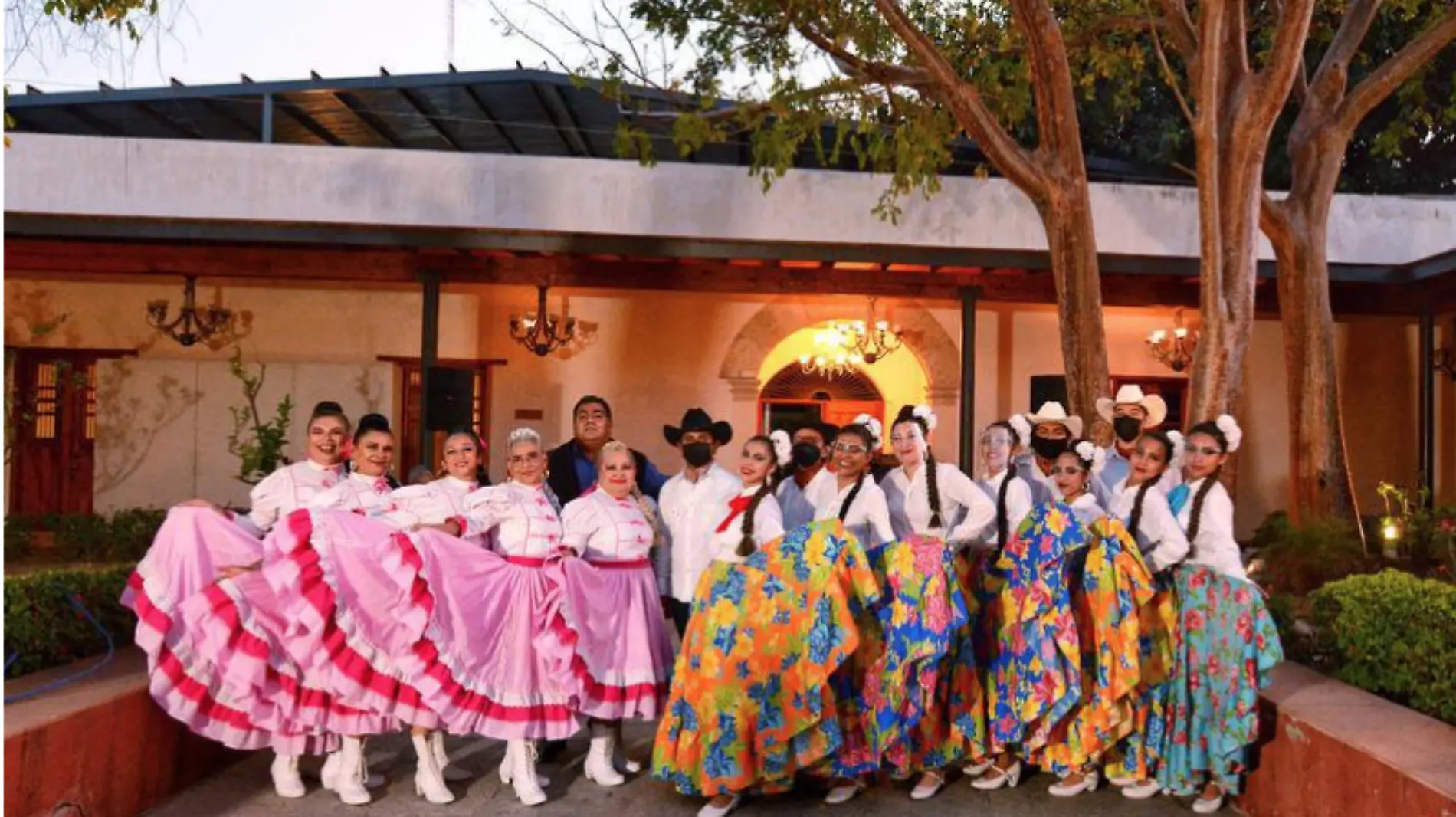 Ballet Folclórico "Villa de Casas" dirigidos por el Mtro. Carlos Cabrera Rodríguez. 